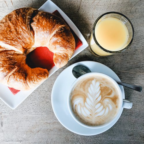 Frühstück in Nürnberg mit Croissant, Cappuccino und Orangensaft